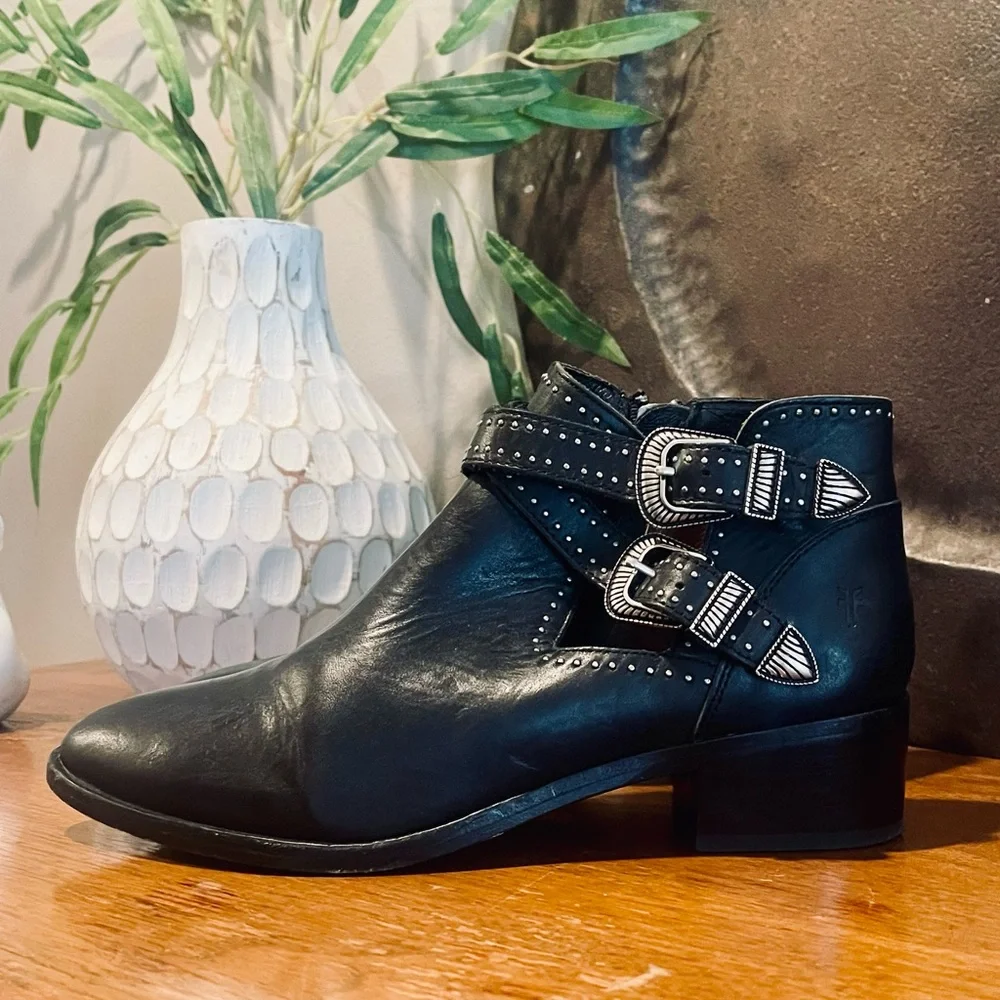 FRYE Ray Western Deco Shootie Double Buckle Black Leather Ankle Boot Silver